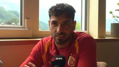 Galatasaraylı kaleci Günay Güvenç, sarı-kırmızılı takımın teknik direktörü Okan Buruk’un