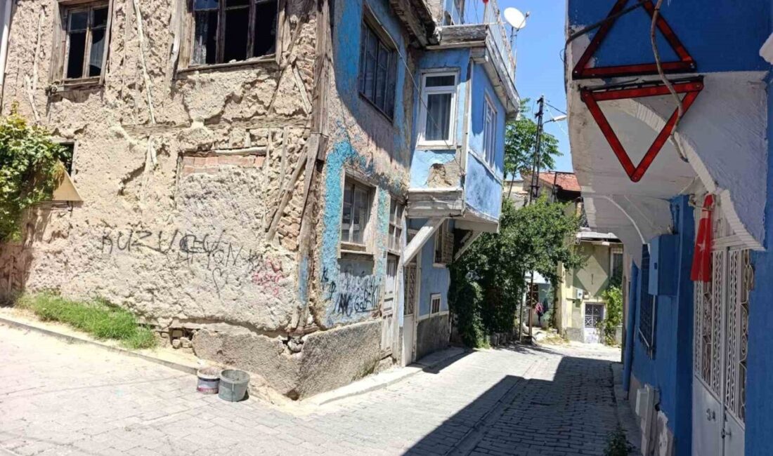 Afyonkarahisar’da bir vatandaş, evinin dış kısmına uzanan kirişe sürekli kamyon