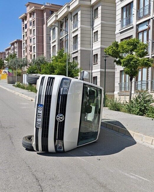 İki kamyonet çarpıştı: 6 yaralı Afyonkarahisar’da iki kamyonetin çarpışması sonucu meydana gelen trafik kazasında 6