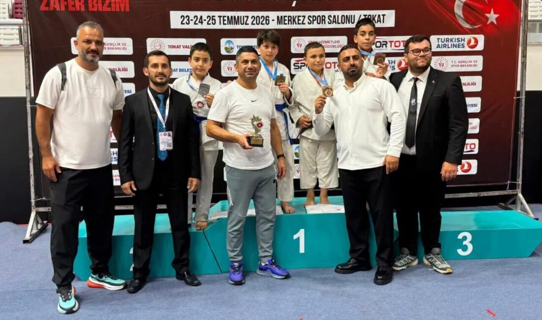 Tokat’ta düzenlenen Süper Minikler Türkiye Judo Şampiyonası’nda mücadele eden Sivaslı