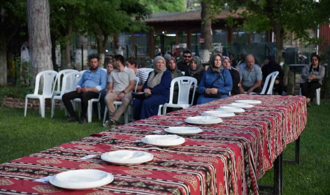 Jüri festivalde en güzel kaymağı seçti Afyonkarahisar’ın Bolvadin ilçesinde, 35. Kaymak ve Eber Gölü Festivali çerçevesinde