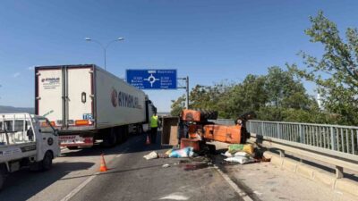 Afyonkarahisar’dan meydana gelen trafik kazasında otomobilin çarpması sonrası devrilen traktörün