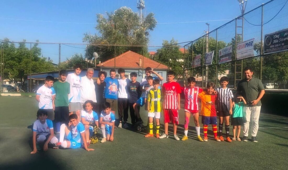 Manisa’nın Sarıgöl ilçesinde yaz Kur’an kurslarına katılan öğrenciler, düzenlenen halı
