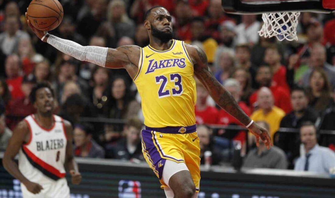 LeBron James, NBA’de 4. farklı takımda forma giyecek ABD’li yıldız basketbolcu LeBron James, Philadelphia 76ers ile birlikte NBA’de