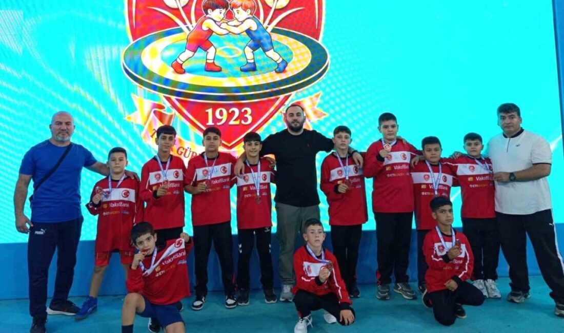 Ankara’da düzenlenen Grekoromen Güreş Minikler Türkiye Şampiyonası’nda Manisalı sporcular, yaklaşık
