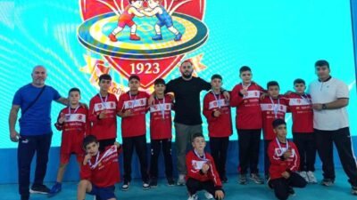 Ankara’da düzenlenen Grekoromen Güreş Minikler Türkiye Şampiyonası’nda Manisalı sporcular, yaklaşık