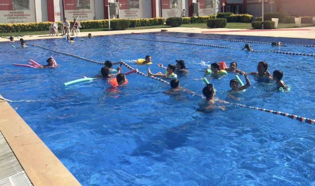 Merkez Efendi’nin minikleri havuzla buluştu Yunusemre Belediyesi ile Yunusemre Belediyespor iş birliğiyle düzenlenen yaz dönemi
