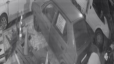 Afyonkarahisar’da park halindeki motosikletin iki genç tarafından çalındığı anlar kameralara