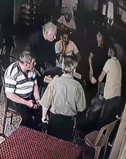 Bilecik’te bir kıraathanede okey oynayan şahsın yediği portakalın parçası soluk