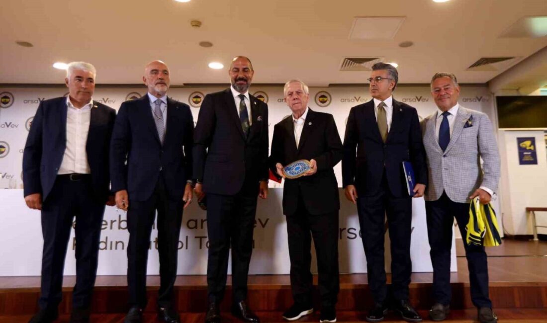 Fenerbahçe Yönetim Kurulu Üyesi Önder Fırat, Fenerbahçe Kadın Futbol Takımı’nın