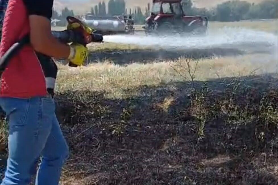 Otluk alanda çıkan yangın korkuttu Afyonkarahisar’ın Şuhut ilçesine bağlı Mahmut köyünde otluk arazide henüz belirlenemeyen