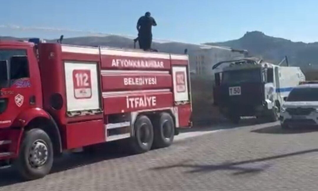 Afyonkarahisar’da Emniyet Müdürlüğü yakınlarında otluk alanda çıkan yangın, itfaiye ekipleri