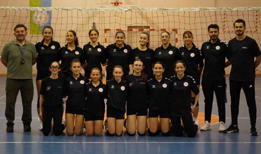 Rize’nin genç voleybolcuları, gözünü Anadolu Yıldızlar Ligi kupasına dikti Rize’de üç farklı kulüpten seçilen 14 oyuncuyla kurulan yıldız kızlar