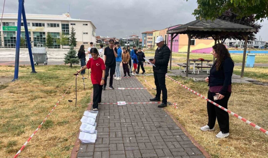 Kütahya’da düzenlenen oryantiring yarışmasında sporcular, parkurdaki hedeflere ulaşabilmek için hem