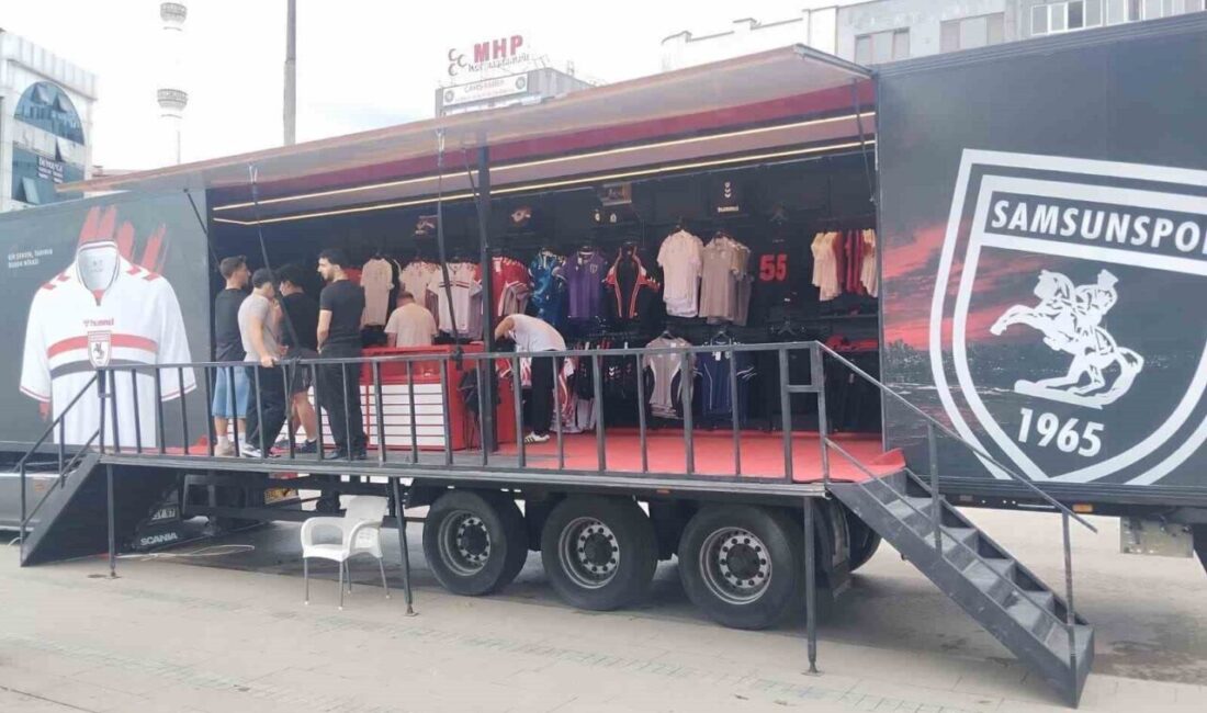 Samsunspor’un lisanslı ürünlerinin satışa sunulduğu FC Official Store Tırı, Samsun’un
