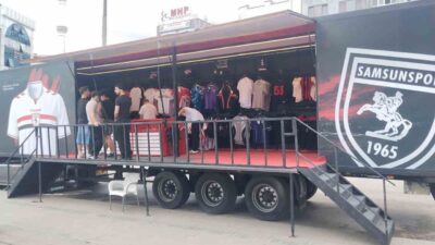 Samsunspor’un lisanslı ürünlerinin satışa sunulduğu FC Official Store Tırı, Samsun’un