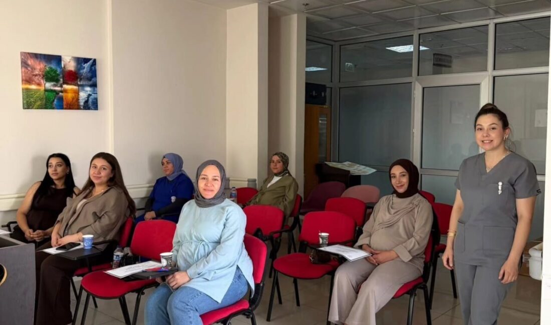 Selendi Devlet Hastanesi tarafından düzenlenen gebelik eğitiminde anne adayları, gebelikten