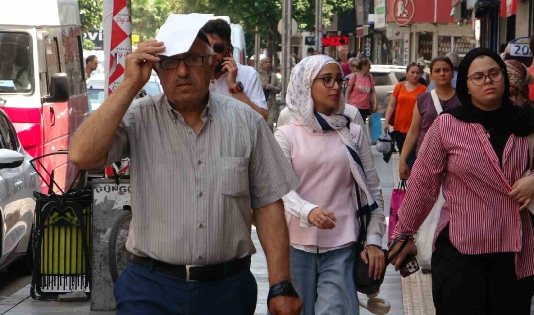 Mersin’de etkisini artıran sıcak hava nedeniyle vatandaşlar serinlemek için sahilleri,