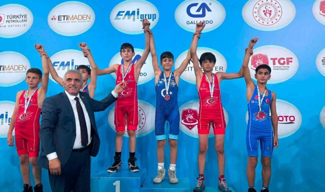 Ankara’da düzenlenen 2026 Minikler Türkiye Güreş Şampiyonası’nda mücadele eden Sivas