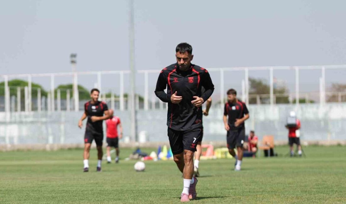 Sivasspor, kulüp tesislerinde gerçekleştirdiği sabah antrenmanıyla 2026-2027 sezonu hazırlıklarının ilk
