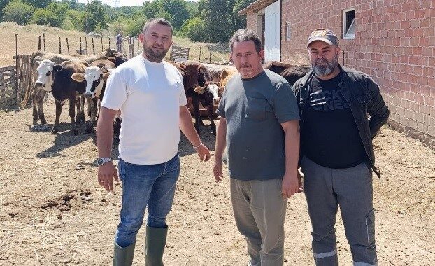 Tunçbilek’te daha sağlıklı hayvancılık için ilaçlama yapıldı Kütahya’nın Tavşanlı ilçesine bağlı Tunçbilek beldesinde, üreticilerin sağlıklı şekilde hayvancılık