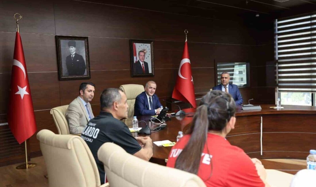 Elazığ Valisi Numan Hatipoğlu başarı elde eden sporcuları makamında kabul