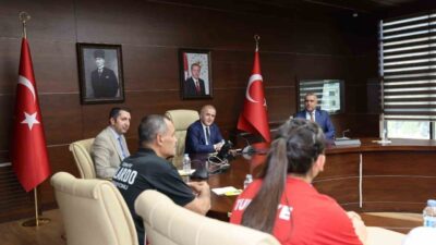 Elazığ Valisi Numan Hatipoğlu başarı elde eden sporcuları makamında kabul