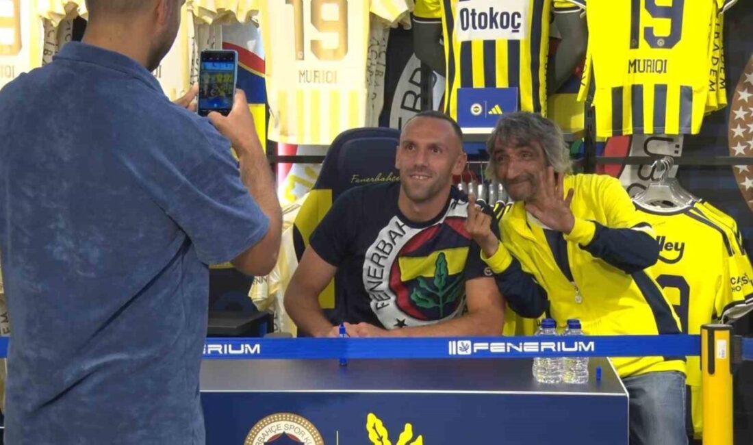 Fenerbahçe’nin Kosovalı golcüsü Vedat Muriqi, Kadıköy’de Fenerium mağazasında düzenlenen imza