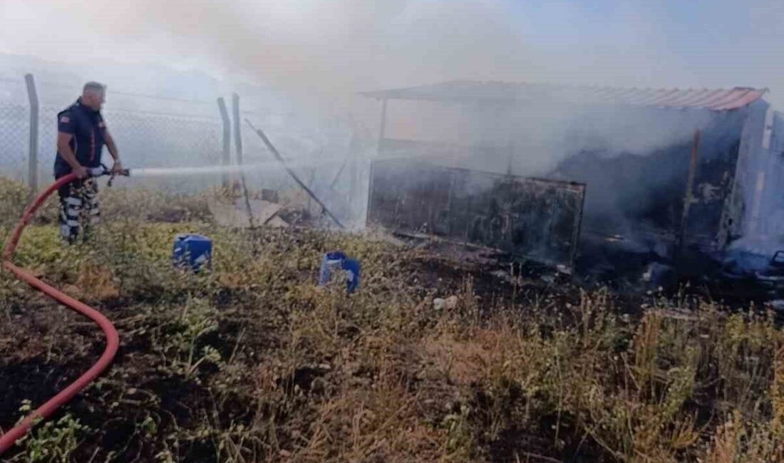 Afyonkarahisar’ın Sandıklı ilçesinde bir bağ evinde çıkan yangın, itfaiye ekiplerinin