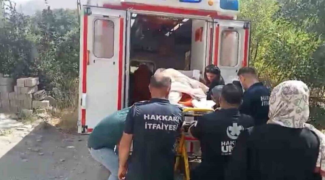 Hakkari’de yaklaşık 140 kilogram ağırlığındaki, yatağa bağımlı hasta, ekiplerin ortak
