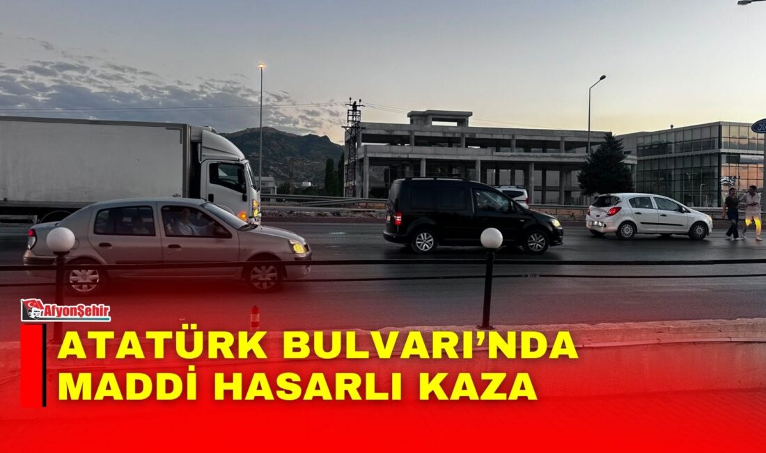 Afyonkarahisar’da Atatürk Bulvarı üzerinde meydana gelen trafik kazasında araçlarda maddi