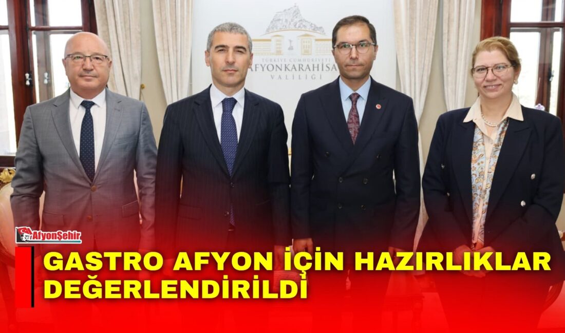 Atatürk Kültür Merkezi Başkan Yardımcısı Dr. Ömer Gök ve beraberindeki
