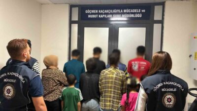 Afyonkarahisar’da polis tarafından göçmen kaçakçılarına yönelik yapılan operasyonda durdurulan bir