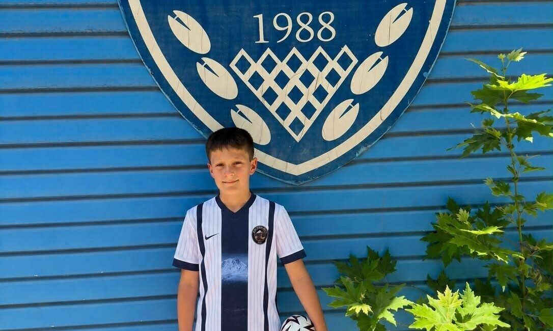 Ağrı Futbol Okulu öğrencilerinden 10 yaşındaki Eymen Üzel, gösterdiği performansla
