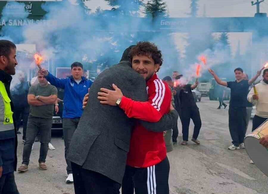 Akdeniz Oyunları şampiyonu Ahmet Duman memleketinde coşkuyla karşılandı Akdeniz Oyunları’nda altın madalya kazanan milli güreşçi Ahmet Duman, memleketi