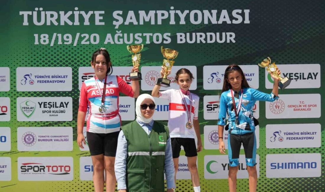 Yeşilay Türkiye Yol Şampiyonası’nda mücadele eden Akhisarlı sporcular, farklı kategorilerde
