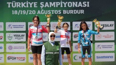 Yeşilay Türkiye Yol Şampiyonası’nda mücadele eden Akhisarlı sporcular, farklı kategorilerde