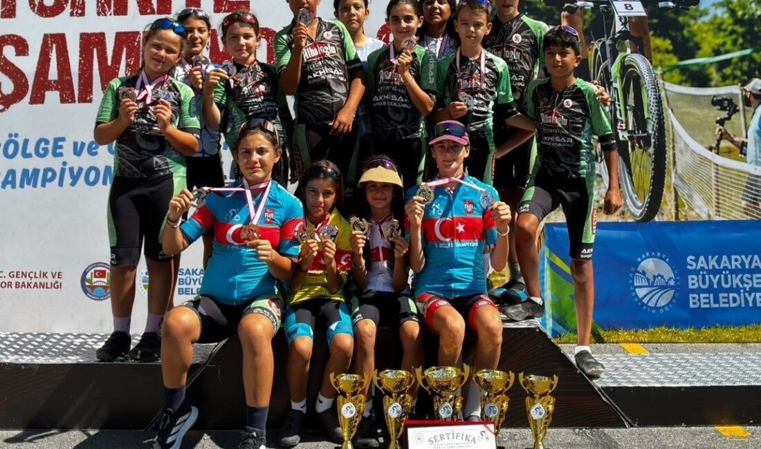 Sakarya’da düzenlenen Dağ Bisikleti Bölgesel Türkiye Şampiyonası’nda pedal çeviren Akhisarlı