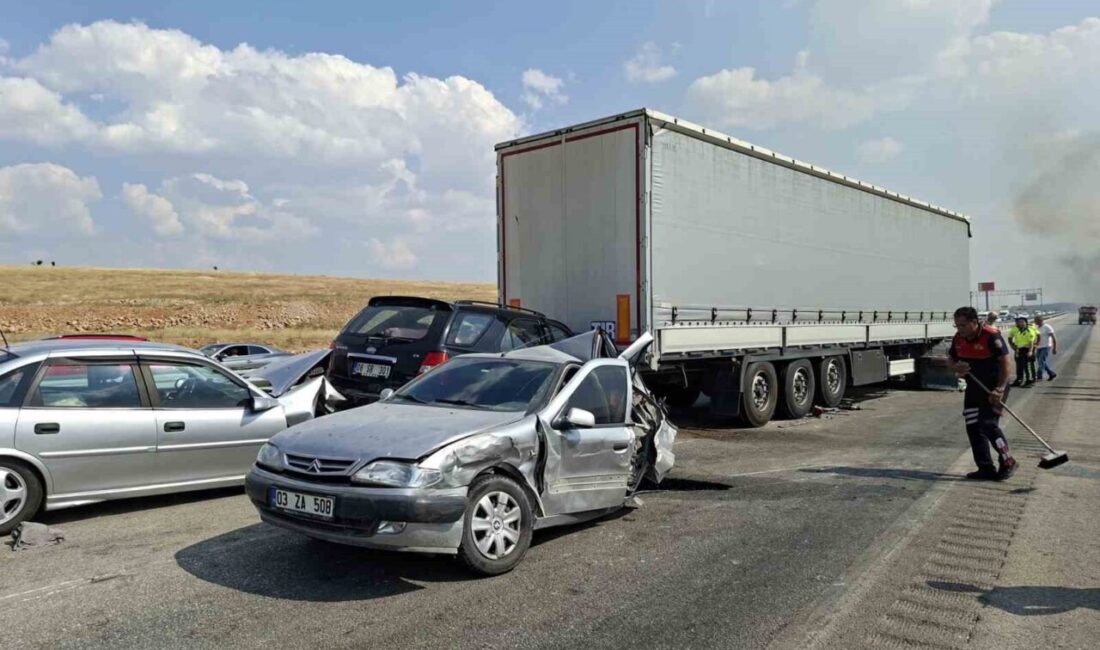 Afyonkarahisar’da çıkan anız yangınının oluşturduğu yoğun duman, trafikte kazaya neden
