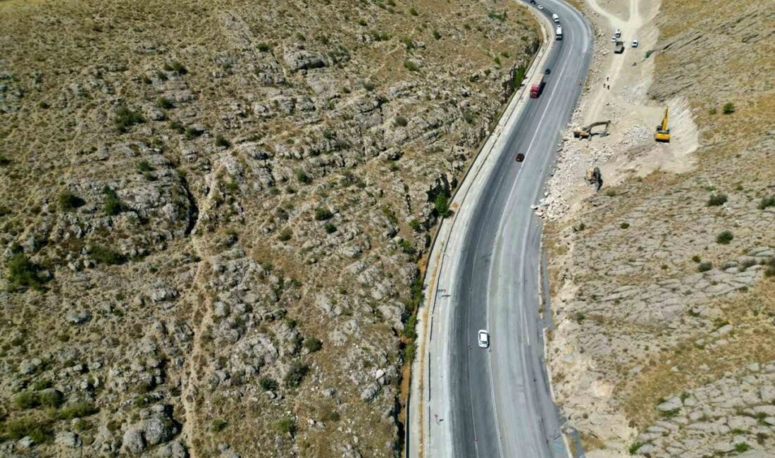Afyonkarahisar’da tırın dorsesinde taşıdığı ve arkasından gelen araçları mor renge