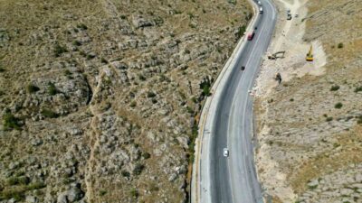 Afyonkarahisar’da tırın dorsesinde taşıdığı ve arkasından gelen araçları mor renge