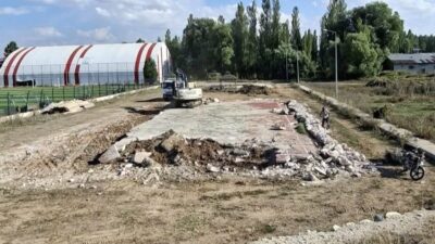 Bayburt’un Arpalı beldesinde spor tesislerinin yenilenmesi için kapsamlı çalışma başlatıldı.