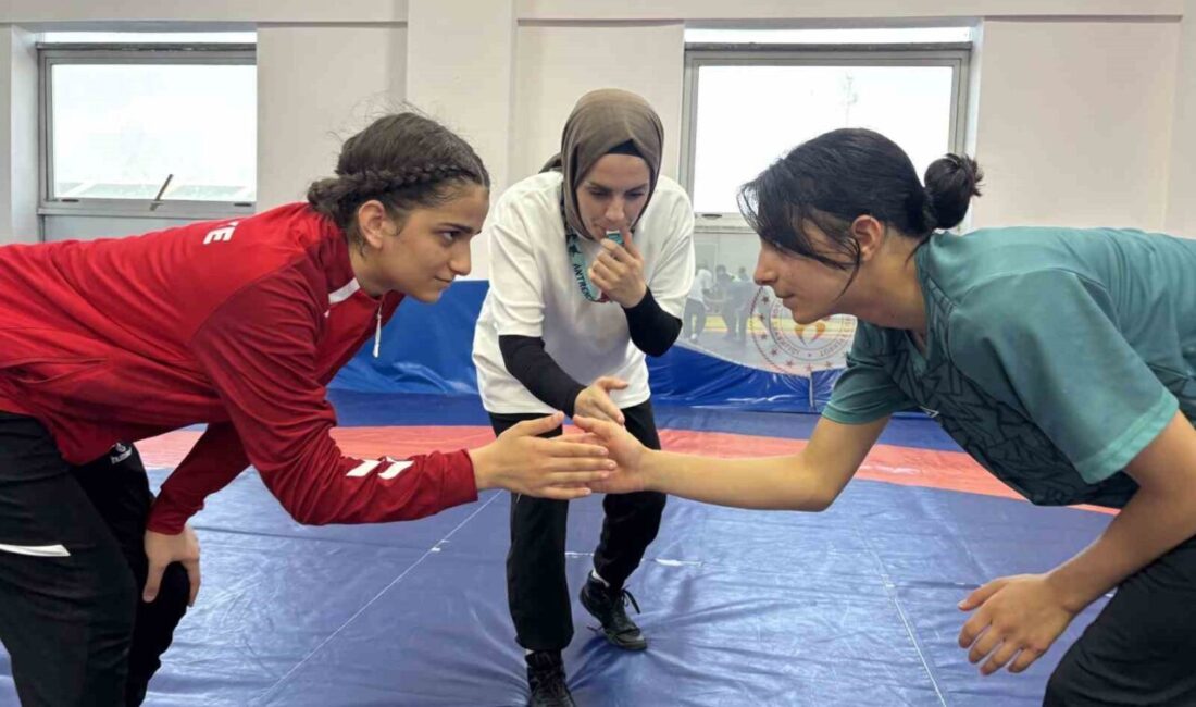 U15 Avrupa Güreş Şampiyonası’nda 3. olarak bronz madalya kazanan Rümeysa
