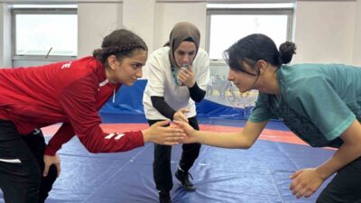 U15 Avrupa Güreş Şampiyonası’nda 3. olarak bronz madalya kazanan Rümeysa