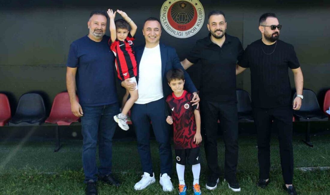 Trendyol Süper Lig’in ilk haftasında oynanan Gençlerbirliği-Fenerbahçe maçında tribünde forması