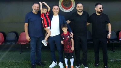 Trendyol Süper Lig’in ilk haftasında oynanan Gençlerbirliği-Fenerbahçe maçında tribünde forması