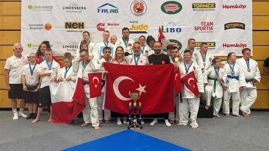 Gençlik ve Spor Bakanı Osman Aşkın Bak, mix takım kategorisinde