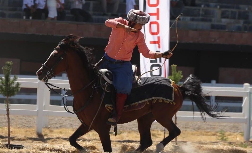 Malazgirt’te düzenlenen Atlı Okçuluk Türkiye Şampiyonası Finali’nde 5 sporcu ile