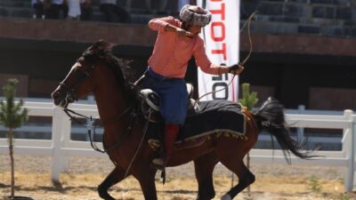 Malazgirt’te düzenlenen Atlı Okçuluk Türkiye Şampiyonası Finali’nde 5 sporcu ile