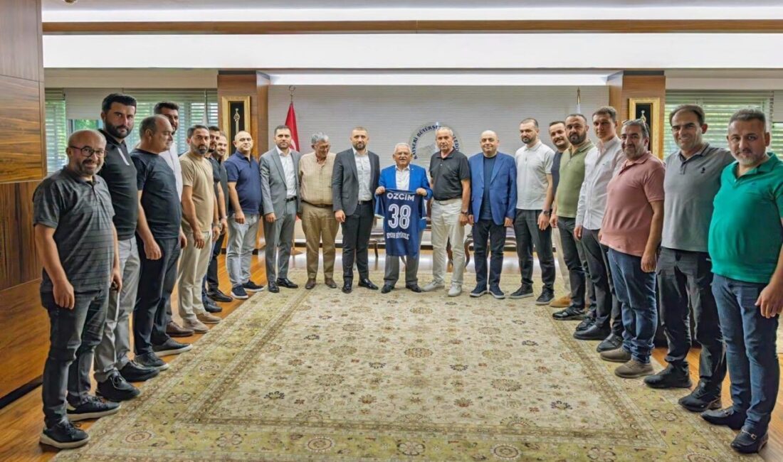 Kayseri Büyükşehir Belediye Başkanı Dr. Memduh Büyükkılıç, olağanüstü genel kurulda